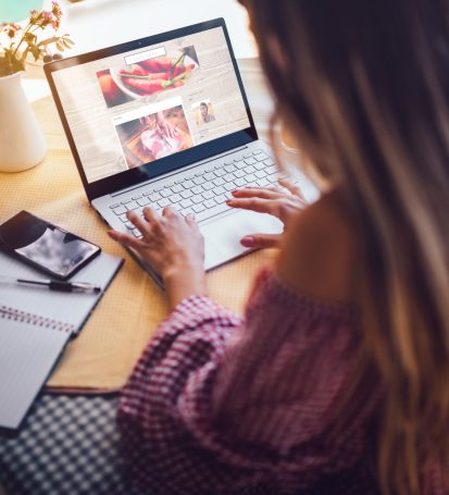 blogueira produzindo conteúdo, marketing de conteúdo